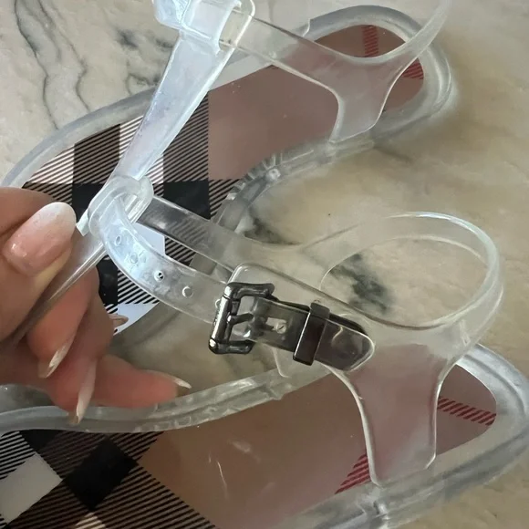 Burberry Jelly Thong Sandals - Picture 5 of 7